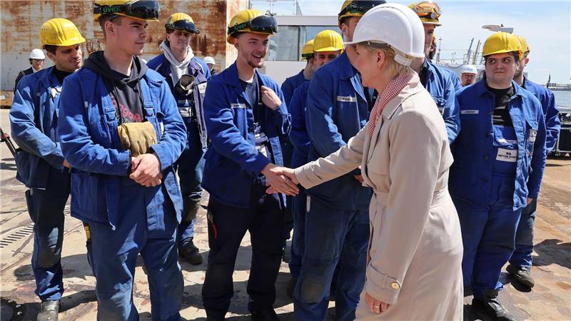 Milliardenauftrag für Windstrom-Plattform geht nach Rostock Ministerpräsidentin Schwesig fuhr nach der guten Nachricht auf die Neptun Werft.
