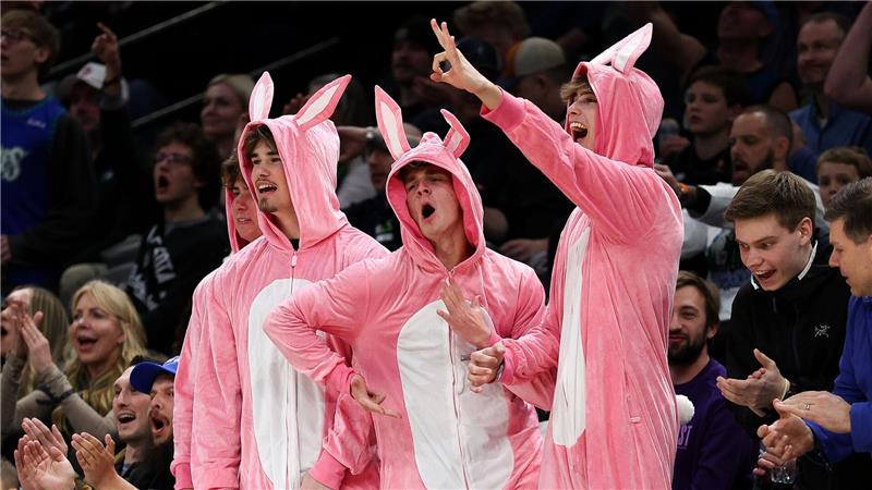 Minneapolis: Osterhasen auf den Rängen – verkleidete Fans sorgen für Stimmung bei Timberwolves gegen Hornets