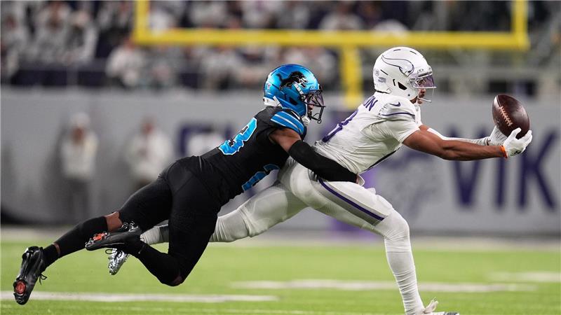 Minnesota Vikings Wide Receiver Justin Jefferson (r) fängt einen Pass.