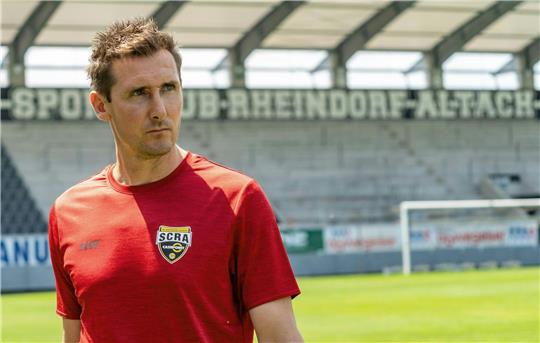 Miroslav Klose, Fußballtrainer, schaut in die Runde.
