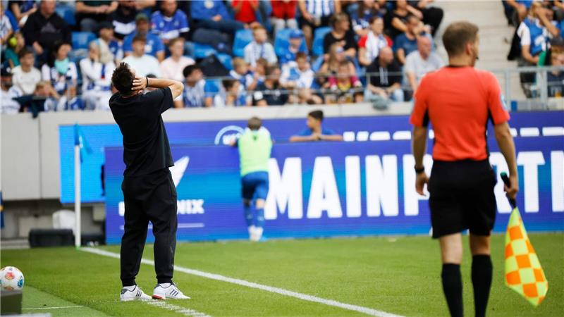 Nächste Nürnberger Niederlage: Aber Klose bleibt Trainer Miroslav Klose reagiert am Spielfeldrand.