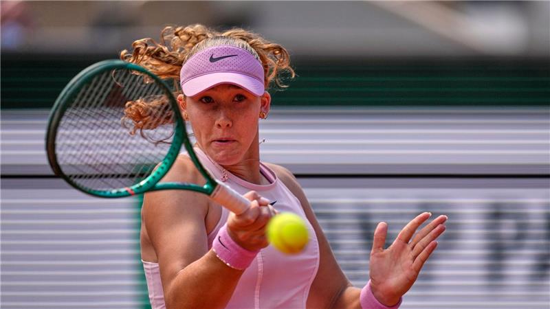 Von Quali ins Finale: Chwalinska lebt einen „Traum“ in Paris Mirra Andrejewa bei einem Vorhandschlag.