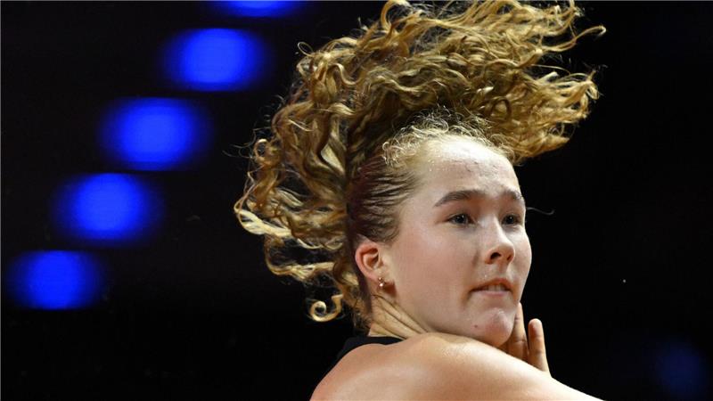 Mirra Andrejewa in Aktion auf dem Weg zum Sieg im Viertelfinale des Tennis-Turniers in Stuttgart