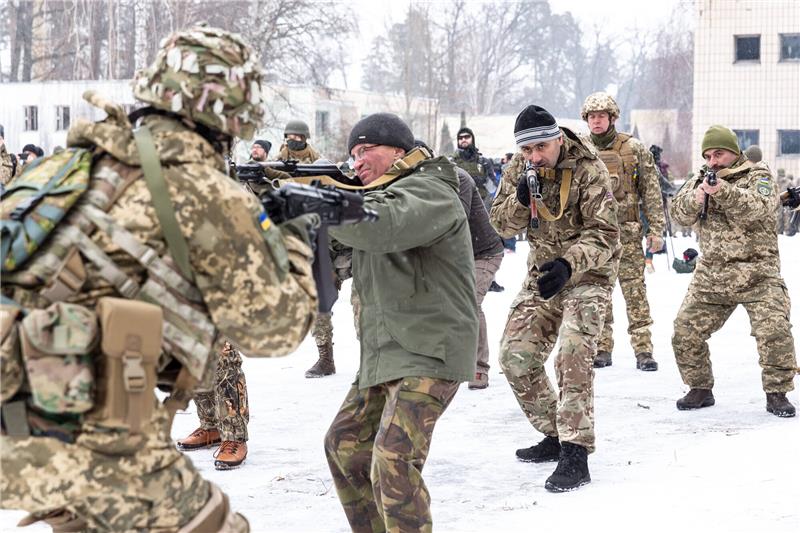 Mission Landesverteidigung: In allen großen Städten der Ukraine werden Reservisten von Soldaten im Umgang mit Waffen geschult. Foto: action press