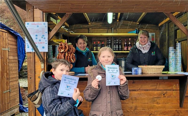 Wintergaudi-Gäste in Altenau zeigen sich wetterfest Mission erfolgreich ausgeführt (v.l.): Leander und Lucas Bolewski bekommen ihre Winterdiplome von Gaby Lader und Katharina Dundler. Foto: Skuza