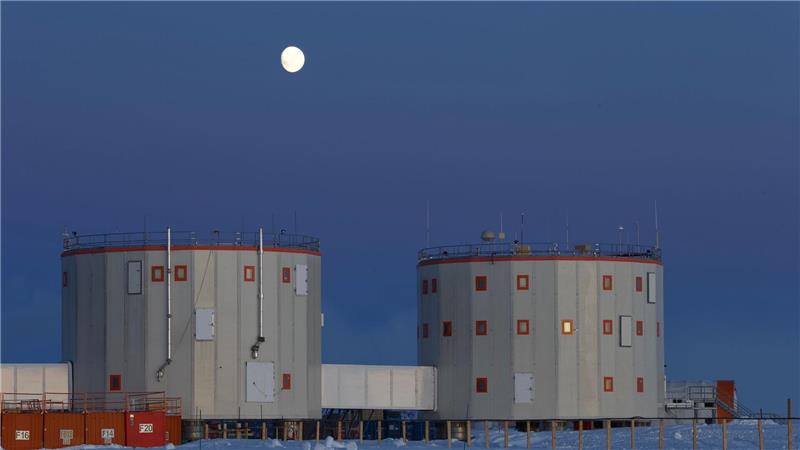 Misstrauen und Konflikte verstärken sich über die Dauer der Isolation. 