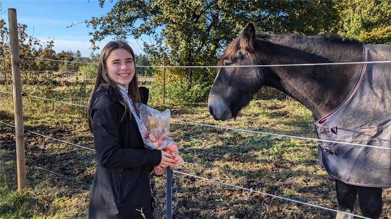 Schülerin spendet an den Kita-Hengst Sir Henry in Zellerfeld Mit 220 Euro unterstützt Schülerin Antonia Schlüter das heilpädagogische Förderungsprojekt mit dem Pferd Sir Henry.