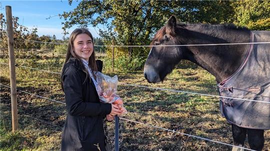 Mit 220 Euro unterstützt Schülerin Antonia Schlüter das heilpädagogische Förderungsprojekt mit dem Pferd Sir Henry.