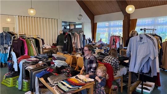 Mit 24 Anbietern ist der Second-Hand-Markt im Gemeindehaus restlos ausgebucht.