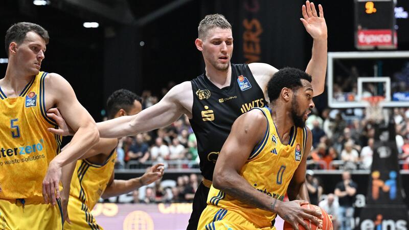 Alba Berlin erzwingt fünftes Spiel gegen Chemnitz Mit 25 Punkten Albas Topscorer beim 96:85 in Chemnitz: Sterling Brown (r).