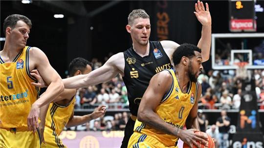Mit 25 Punkten Albas Topscorer beim 96:85 in Chemnitz: Sterling Brown (r).