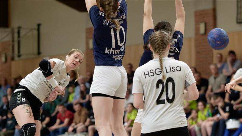 Mit 28 Toren in den ersten drei Partien hat Celina Bruns (l.) derzeit den besten Durchschnittswert in der Handball-Verbandsliga. Insgesamt haben 80 erzielte Treffer der LiSa-Luchse allerdings noch nicht zu Punkten gereicht.