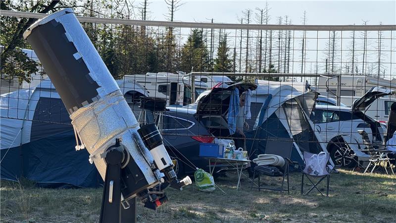 Von St. Andreasberg aus geht der Blick ins Universum Mit 40 besetzten Campingbereichen ist die Wiese vor der Sternwarte ausgebucht.