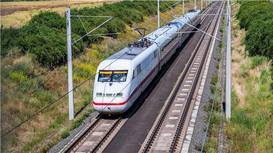 Mit 405 Kilometer pro Stunde rauschte der Zug mit dem Testwagen über die Strecke zwischen Erfurt und Leipzig.