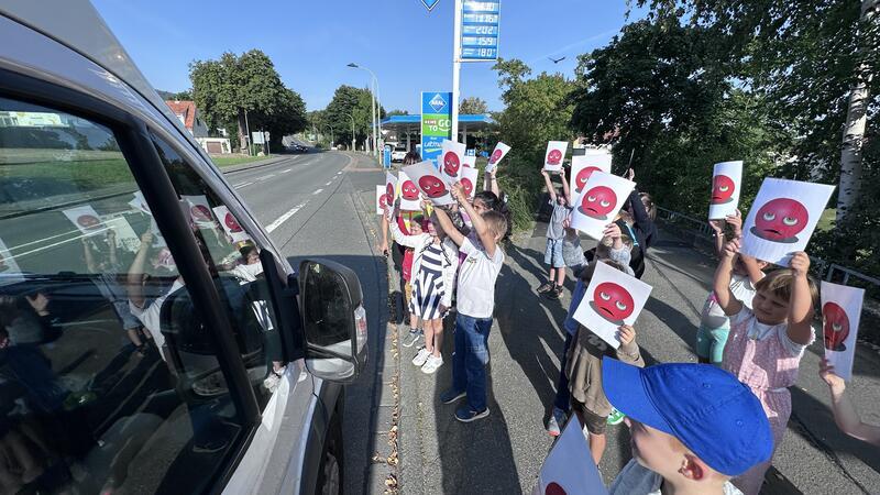 Harzburgs Kinder loben gute und beschimpfen schlechte Autofahrer Mit 43 in der 30er-Zone? Das macht Schulkinder böse.