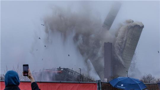 Mit 600 Kilogramm Sprengstoff wurde der alte Schornstein zu Fall gebracht.