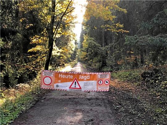 Mit Absperrungen, wie hier von der Forst Braunlage, werden Wanderer vor der Jagd gewarnt.  Foto: Michael Eggers