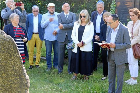 Mit Angehörigen auf dem jüdischen Friedhof: Danny Habel aus Winchester spricht ein hebräisches Totengebet. Links: Michele Sharpe aus Southampton. Foto: Kaspert