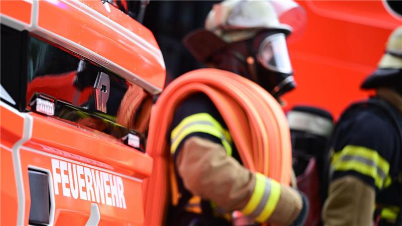 Mit Atemschutz betreten die Feuerwehrleute den Keller. (Symbolbild)