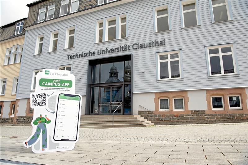 Campus-App erleichtert den Hochschulalltag Mit Aufstellern weist die TU Clausthal auf ihre neue Campus-App hin. Die Hochschule ist die Uni in Niedersachsen, die den Service anbietet. Foto: Dell’Aquila/TU Clausthal