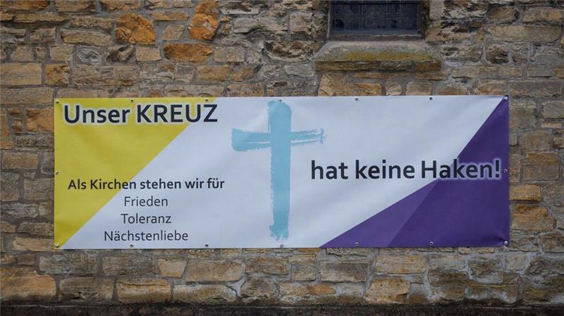 Niedersachsen erinnert an Opfer des Nationalsozialismus Mit Bannern setzen Kirchen in Osnabrück ein Zeichen gegen Rechtsextremismus.