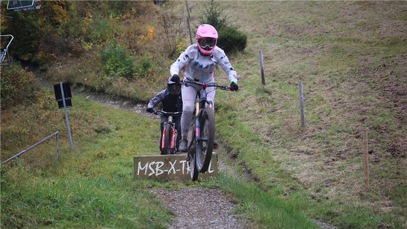 „Girls-Ride-Harz“: Bikerinnen feiern Saisonfinale im Oberharz Mit Begeisterung rollen die Bikerinnen die Trails am Matthias-Schmidt-Berg hinab.