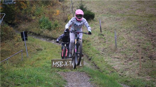 Mit Begeisterung rollen die Bikerinnen die Trails am Matthias-Schmidt-Berg hinab.