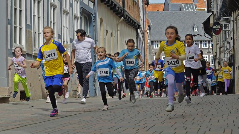 Mit Begeisterung scheinen die Kinder hier regelrecht über die Strecke zu fliegen. Der Goslarer Altstadtlauf zieht auch in diesem Jahr wieder Läuferinnen und Läufer aus der ganzen Region an.