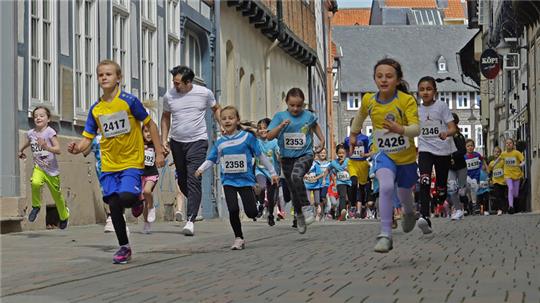 Mit Begeisterung scheinen die Kinder hier regelrecht über die Strecke zu fliegen. Der Goslarer Altstadtlauf zieht auch in diesem Jahr wieder Läuferinnen und Läufer aus der ganzen Region an.