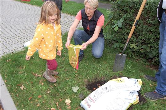 Mit Begeisterung setzen Olivia Heinichen und Ortsbürgermeisterin Barbara Eberhardt die späteren Tulpen und Narzissen an der Bushaltestelle am Ortseingang. Foto: Heinichen