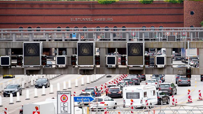 Mit Beginn der Sommerferien in Nordrhein-Westfalen haben sich mehrere Kilometer Stau vor dem Elbtunnel gebildet.