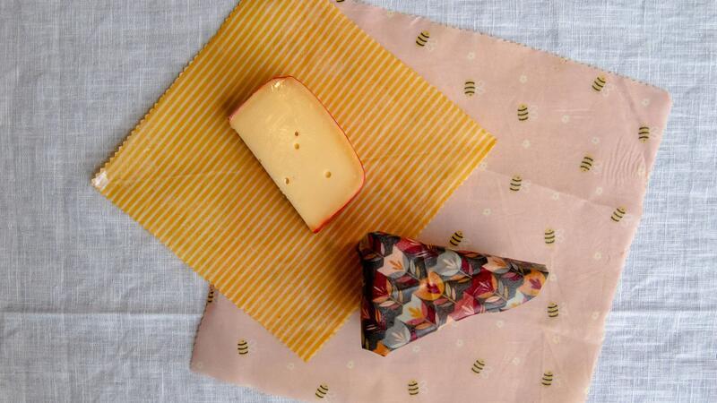 Ist Käse gesund oder nicht? Mit Bienenwachstüchern gerät der Käse nicht ins Schwitzen.