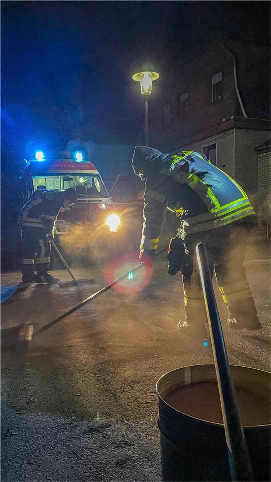 Mit Bindemittel entschärfte die Feuerwehr die Dieselspur.  Foto: Feuerwehr