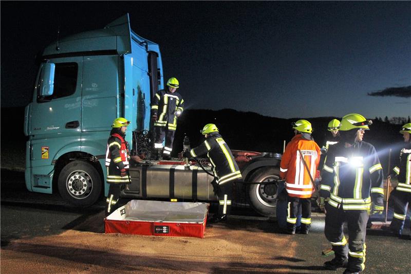 Mit Bindemittel sicherten die Einsatzkräfte das auslaufende Diesel.  Foto: Andrea Leifeld