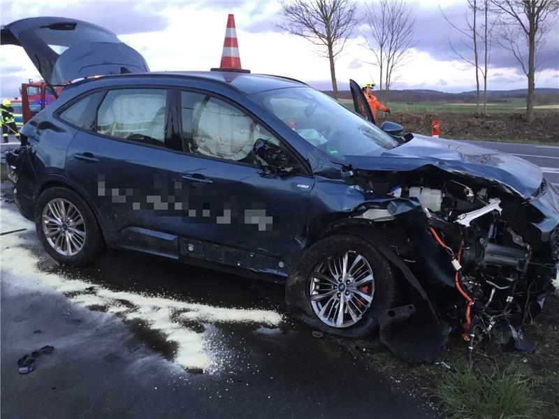 Mit Bindemittel streuten die Kameraden der Rhüdener Feuerwehr auslaufende Betriebsstoffe ab. Foto: Freiwillige Feuerwehr Rhüden