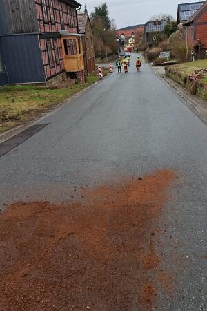 Bindemittel auf einer verschmutzten Fahrbahn.
