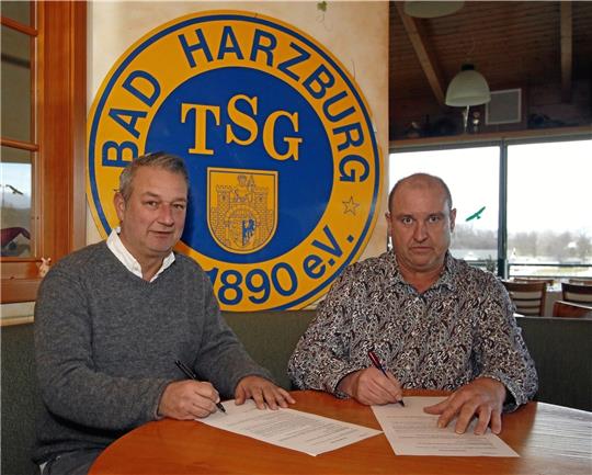 Mit Blau-Gelb kennt er sich als einstiger Spieler von Eintracht Braunschweig aus: Sven Scholze (li.) unterschreibt als neuer Trainer der TSG Bad Harzburg im Beisein von Fußball-Obmann Michael Bothe. Foto: Epping