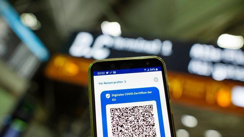 Mit Blick auf die Urlaubssaison wird das Covid-Zertifikat für viele Menschen wieder wichtig. Denn einige Länder verlangen einen digitalen Impfnachweis bei der Einreise. Foto: Christin Klose/dpa-tmn