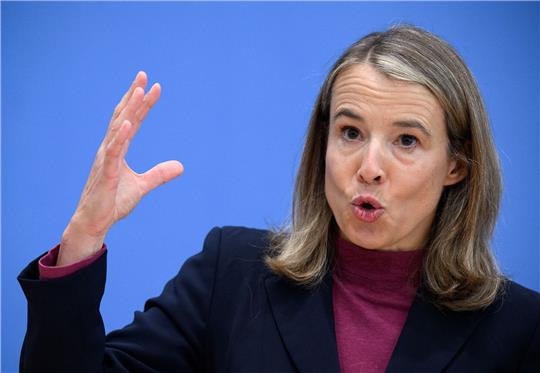 Mit Blick auf die schwache wirtschaftliche Entwicklung Deutschlands sagte die Ökonomin, die Zahlen deuteten auf eine technische Rezession hin.
