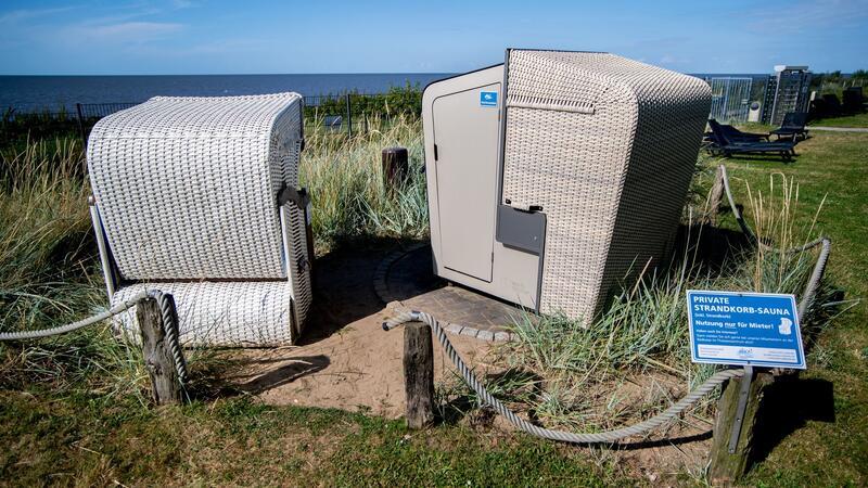 Schwitzen in der Strandkorbsauna Mit Blick aufs Wattenmeer: Die Strandkorbsauna in Cuxhaven.