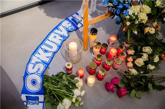 Mit Blumen, Kerzen und einem «Ostkurven»-Schal wird dem gestorbenen Vereinspräsidenten Kay Bernstein gedacht.