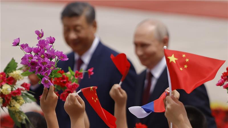 Mit Blumen und Fähnchen empfingen chinesische Kinder den Gast aus Moskau. 