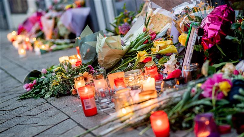 Mit Blumen und Kerzen wird an den Toten erinnert.