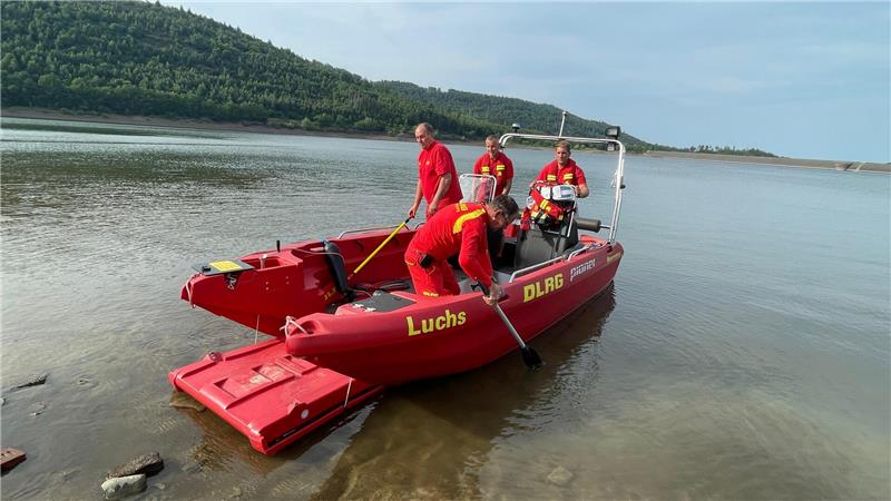 Mit Booten, Drohnen und Tauchern: Neben den vielen Einsatzkräften kommt bei der Suchaktion auch einiges an Technik zum Einsatz – wie das Boot „Luchs“ der DLRG.