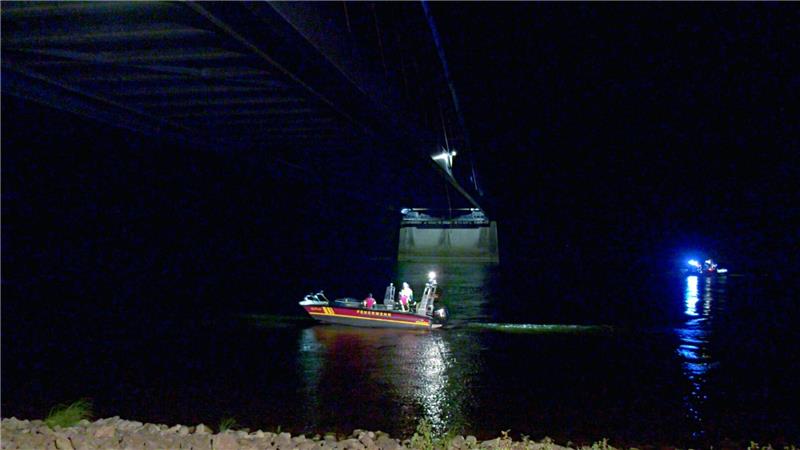 Mit Booten, einem Hubschrauber und vielen Menschen waren Feuerwehr, Polizei, Technisches Hilfswerk, Bundespolizei und DLRG im Einsatz. 