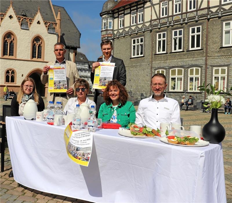 Alle 90 Tische für die Lange Bank sind ausverkauft Mit Brötchen und Kaffee schmeckt das Probefrühstück auf dem sonnigen Marktplatz besonders gut. Foto: Kaspert