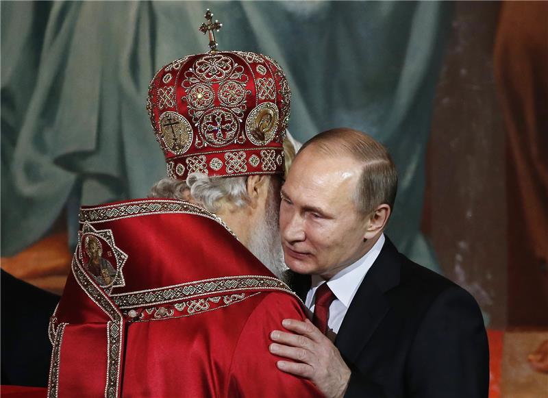 So stützt die russische Kirche Putins Angriffskrieg Mit Bruderkuss: Patriarch Kyrill I. und Machthaber Wladimir Putin schätzen sich seit Jahren. Foto: yuri KOCHetkov/EPA (Archiv)