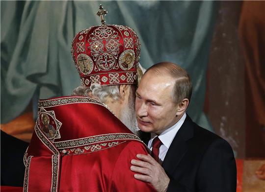 Mit Bruderkuss: Patriarch Kyrill I. und Machthaber Wladimir Putin schätzen sich seit Jahren. Foto: yuri KOCHetkov/EPA (Archiv)