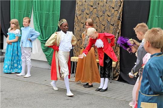 Mit Cinderella endet in Lautenthal für die Grundschule die veranstaltungsfreie Zeit auf dem Schulhof.  Fotos: Leifeld