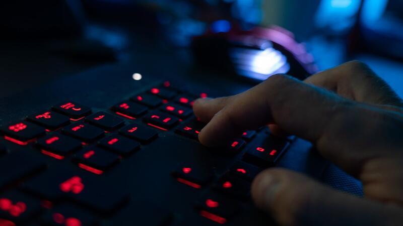 Experten warnen vor gefälschten Werbevideos mit Promis Mit Deepfake-Videos versuchen Kriminelle, von arglosen Opfern Geld zu ergaunern. (Symbolfoto)